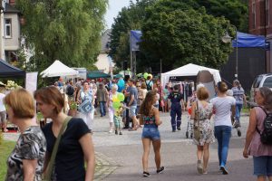 Menschen schlendern auf einer geschmückten Straße